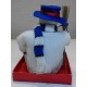 Pupazzo di Neve  con  sciarpa  e  cappello blu seduto