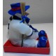 Pupazzo di Neve  con  sciarpa  e  cappello blu seduto